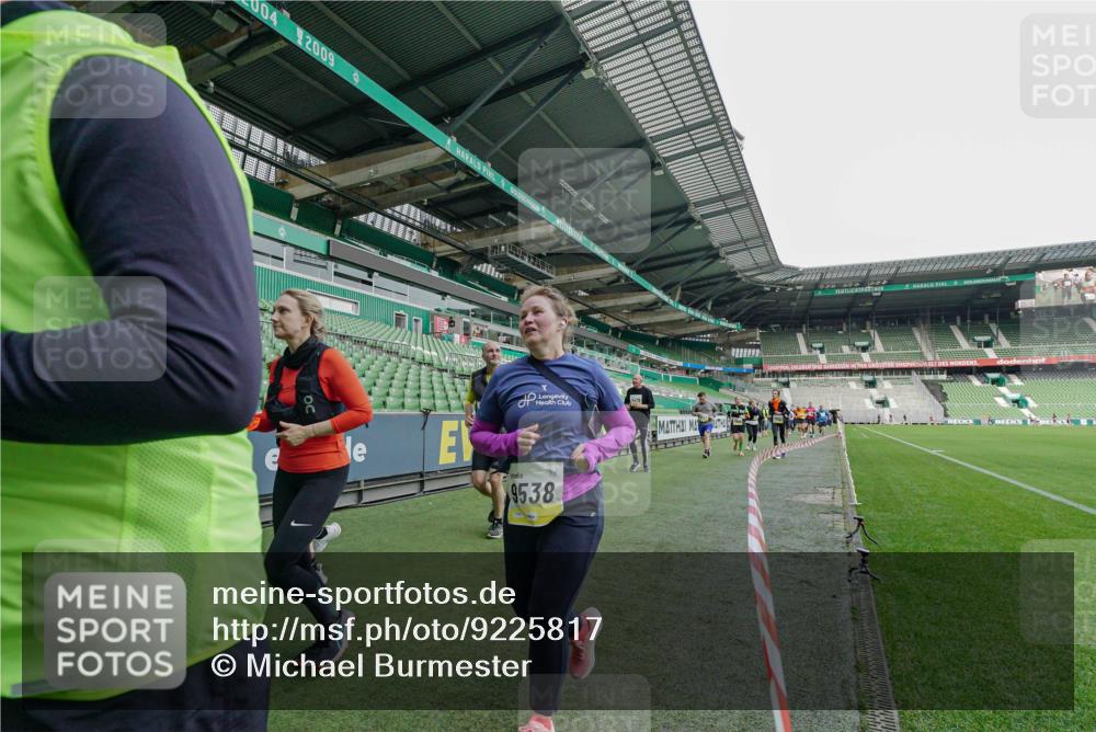 05.10.2025 - 20. swb-Marathon Bremen Michael Burmester http://msf.ph/oto/9225817 05.10.2025 10:41:41 Laufen im Stadion 7069, 8533, 9178, 9191, 9217, 9265, 9274, 9355, 9357, 9401, 9530, 9538, 9589, 9599, 9632, 9649, 9685, 9757, 9764, 9774, 9836, 9837, 9874, 9887, 9907, 9982, 10051, 10095, 10125, 10129, 10132, 10134, 10148, 10152, 10189, 10197, 10212, 10214, 10223, 10235, 10236, 10248, 10249, 10295, 10330, 10332, 10333, 10458, 10499, 10522, 10550, 10582, 10585, 10614, 10632, 10706, 10722, 10815, 10937, 10998, 11037, 11056, 11097, 11232, 11379, 11405, 11437, 11473, 7706, 9001 meine-sportfotos.de