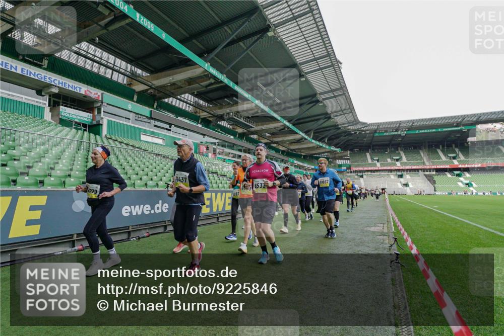 05.10.2025 - 20. swb-Marathon Bremen Michael Burmester http://msf.ph/oto/9225846 05.10.2025 10:41:55 Laufen im Stadion 7069, 8533, 8865, 9265, 9357, 9401, 9519, 9538, 9632, 9649, 9798, 9815, 9836, 9837, 9887, 9907, 9982, 10031, 10051, 10082, 10087, 10095, 10125, 10129, 10132, 10134, 10148, 10152, 10189, 10197, 10212, 10214, 10223, 10239, 10248, 10249, 10295, 10330, 10332, 10333, 10499, 10522, 10582, 10614, 10706, 10722, 10815, 10824, 10937, 10943, 10998, 11037, 11056, 11097, 11206, 11232, 11379, 11395, 11405, 11437, 11473, 11584, 11634, 7706, 9001, 9178, 9191, 9217, 9274 meine-sportfotos.de