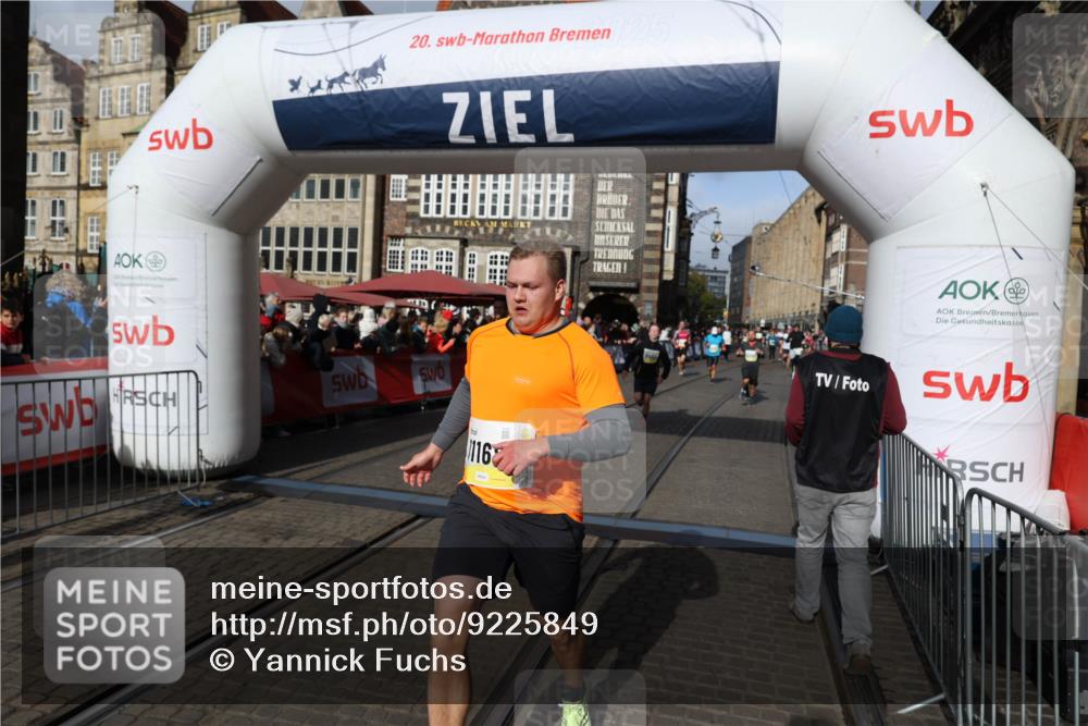 05.10.2025 - 20. swb-Marathon Bremen Yannick Fuchs http://msf.ph/oto/9225849 05.10.2025 10:57:06 Ziel 9451, 9669, 9937, 10069, 10105, 10397, 10867, 10924, 11168, 11274 meine-sportfotos.de