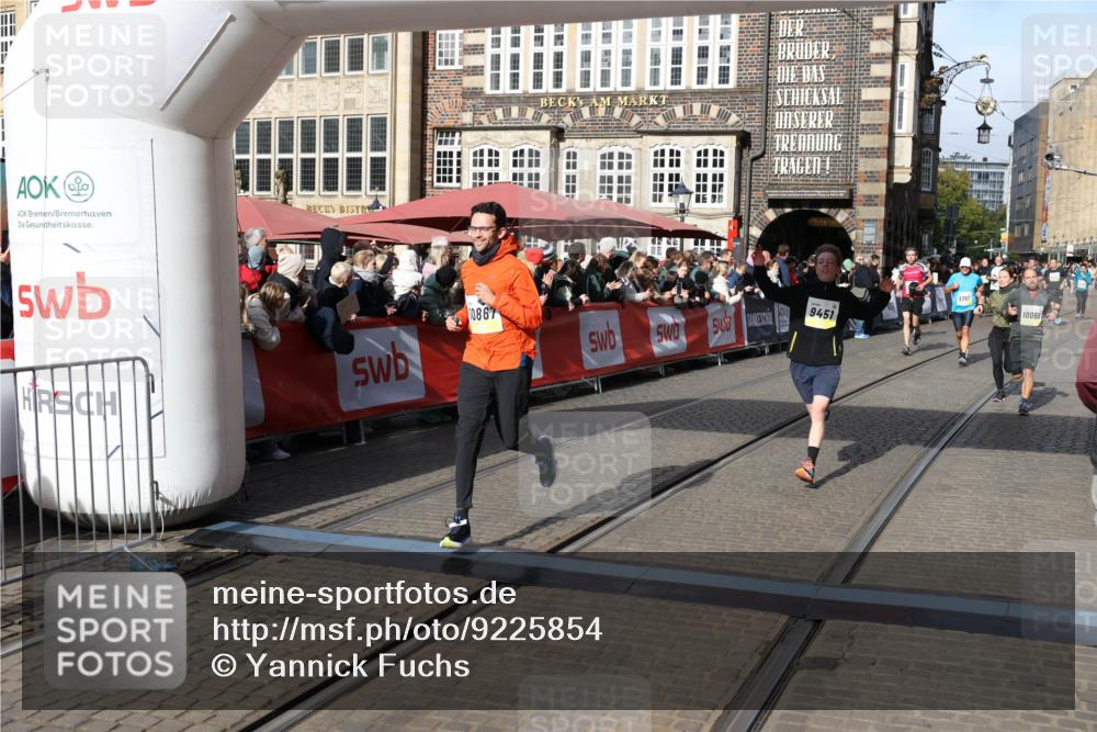 05.10.2025 - 20. swb-Marathon Bremen Yannick Fuchs http://msf.ph/oto/9225854 05.10.2025 10:57:07 Ziel 9451, 9669, 9937, 10069, 10105, 10397, 10867, 11168, 11274 meine-sportfotos.de