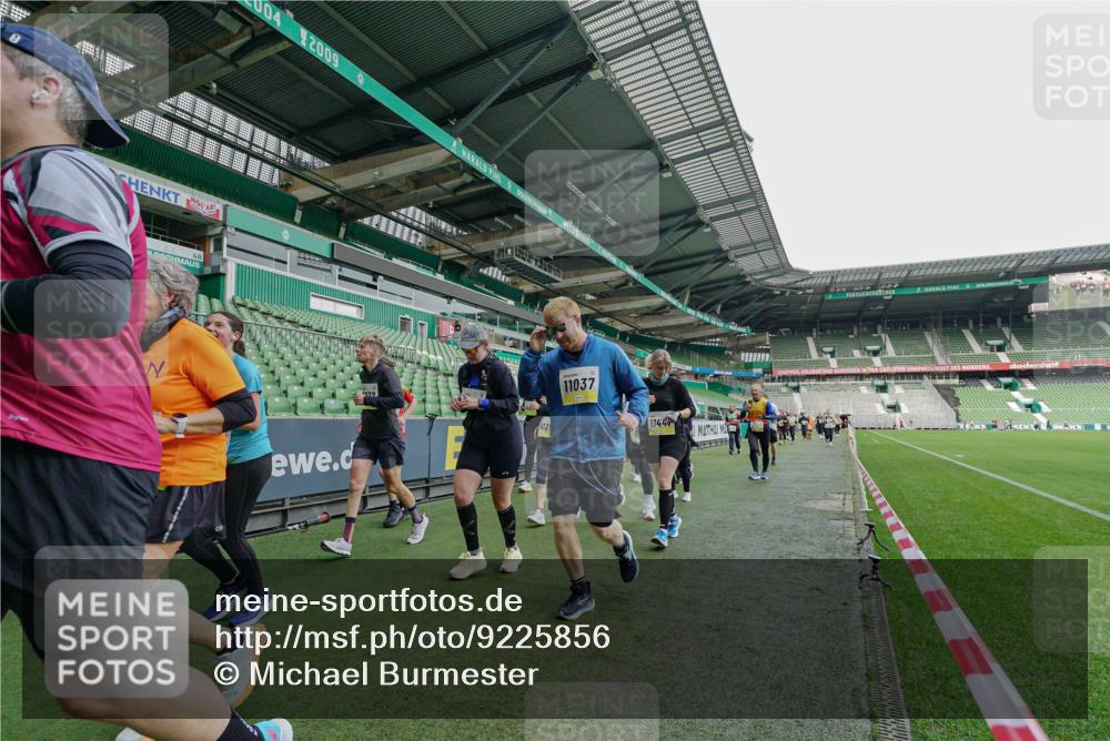05.10.2025 - 20. swb-Marathon Bremen Michael Burmester http://msf.ph/oto/9225856 05.10.2025 10:41:57 Laufen im Stadion 7069, 8533, 8865, 9265, 9357, 9401, 9519, 9538, 9632, 9648, 9649, 9798, 9815, 9836, 9837, 9887, 9907, 9982, 10031, 10051, 10082, 10087, 10095, 10125, 10129, 10132, 10134, 10148, 10152, 10189, 10197, 10212, 10214, 10223, 10239, 10248, 10249, 10264, 10295, 10330, 10332, 10333, 10499, 10522, 10582, 10614, 10706, 10722, 10815, 10824, 10937, 10943, 10998, 11037, 11056, 11097, 11206, 11232, 11379, 11395, 11405, 11437, 11473, 11584, 11634, 9001, 9178, 9191, 9217, 9274 meine-sportfotos.de