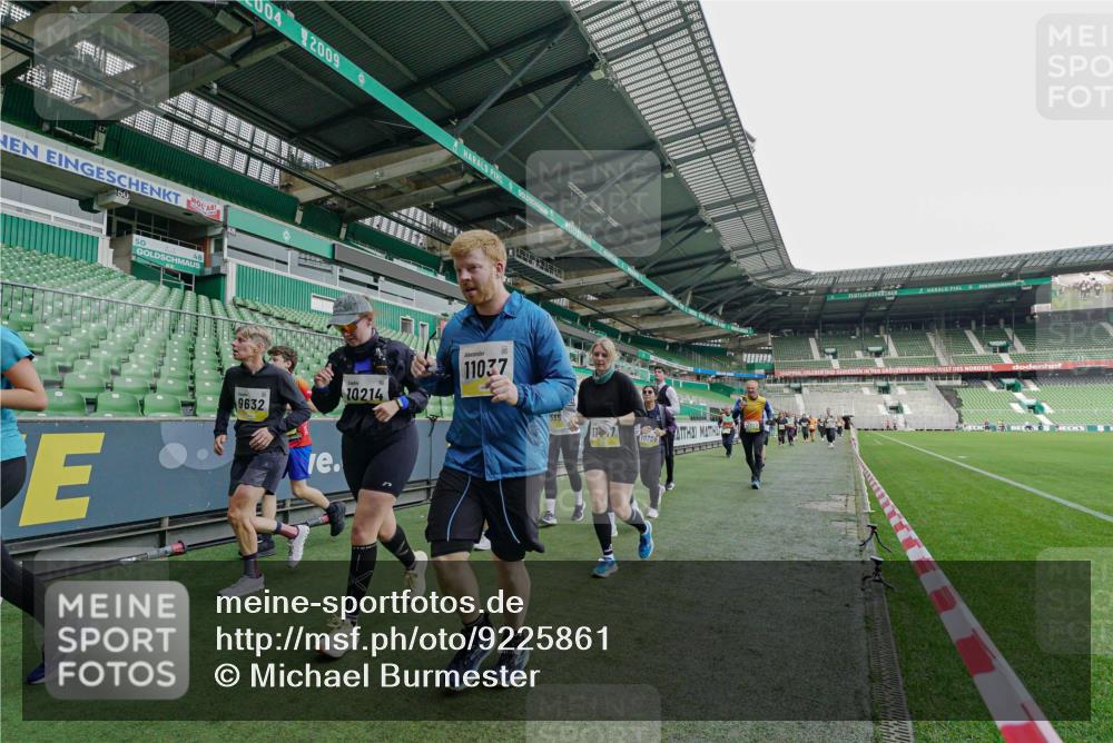 05.10.2025 - 20. swb-Marathon Bremen Michael Burmester http://msf.ph/oto/9225861 05.10.2025 10:41:57 Laufen im Stadion 7069, 8533, 8865, 9265, 9357, 9401, 9519, 9538, 9632, 9648, 9649, 9798, 9815, 9836, 9837, 9887, 9907, 9982, 10031, 10051, 10082, 10087, 10095, 10125, 10129, 10132, 10134, 10148, 10152, 10189, 10197, 10212, 10214, 10223, 10239, 10248, 10249, 10264, 10295, 10330, 10332, 10333, 10499, 10522, 10582, 10614, 10706, 10722, 10815, 10824, 10937, 10943, 10998, 11037, 11056, 11097, 11206, 11232, 11379, 11395, 11405, 11437, 11473, 11584, 11634, 9001, 9178, 9191, 9217, 9274 meine-sportfotos.de
