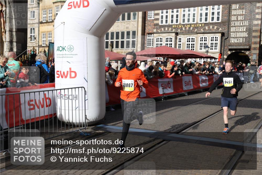 05.10.2025 - 20. swb-Marathon Bremen Yannick Fuchs http://msf.ph/oto/9225874 05.10.2025 10:57:07 Ziel 9451, 9669, 9937, 10069, 10105, 10397, 10867, 11168, 11274 meine-sportfotos.de