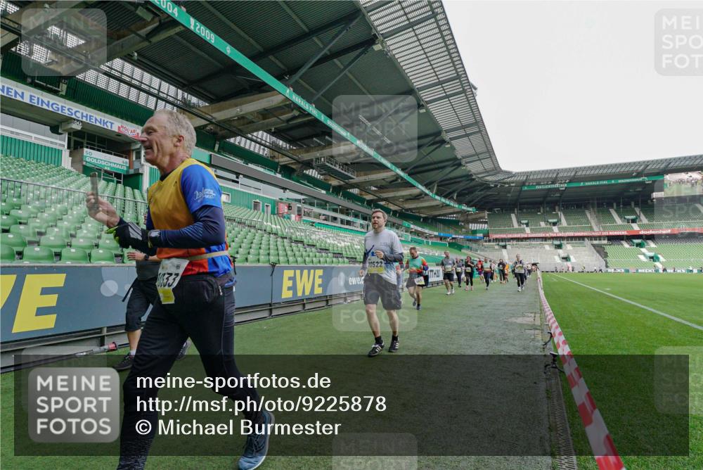 05.10.2025 - 20. swb-Marathon Bremen Michael Burmester http://msf.ph/oto/9225878 05.10.2025 10:42:02 Laufen im Stadion 7069, 8533, 8865, 9265, 9401, 9519, 9538, 9632, 9648, 9649, 9798, 9815, 9836, 9837, 9887, 9907, 9982, 10031, 10051, 10082, 10087, 10095, 10125, 10129, 10132, 10134, 10148, 10152, 10189, 10197, 10212, 10214, 10223, 10239, 10248, 10249, 10264, 10330, 10333, 10499, 10522, 10706, 10722, 10815, 10824, 10937, 10943, 10998, 11037, 11056, 11097, 11126, 11142, 11206, 11232, 11379, 11395, 11405, 11437, 11473, 11584, 11634, 9178, 9191, 9217, 9274, 9357, 11261 meine-sportfotos.de