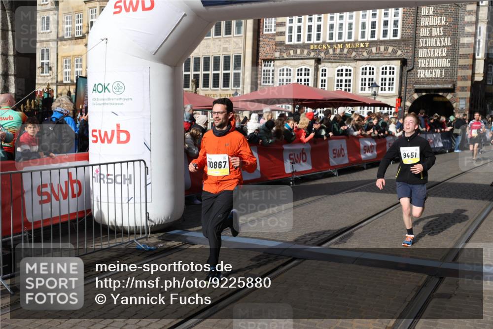 05.10.2025 - 20. swb-Marathon Bremen Yannick Fuchs http://msf.ph/oto/9225880 05.10.2025 10:57:07 Ziel 9451, 9669, 9937, 10069, 10105, 10397, 10867, 11168, 11274 meine-sportfotos.de