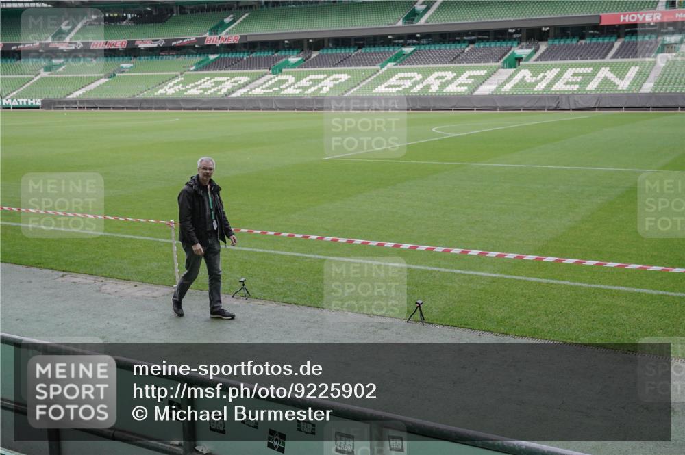 05.10.2025 - 20. swb-Marathon Bremen Michael Burmester http://msf.ph/oto/9225902 05.10.2025 09:53:33 Laufen im Stadion  meine-sportfotos.de