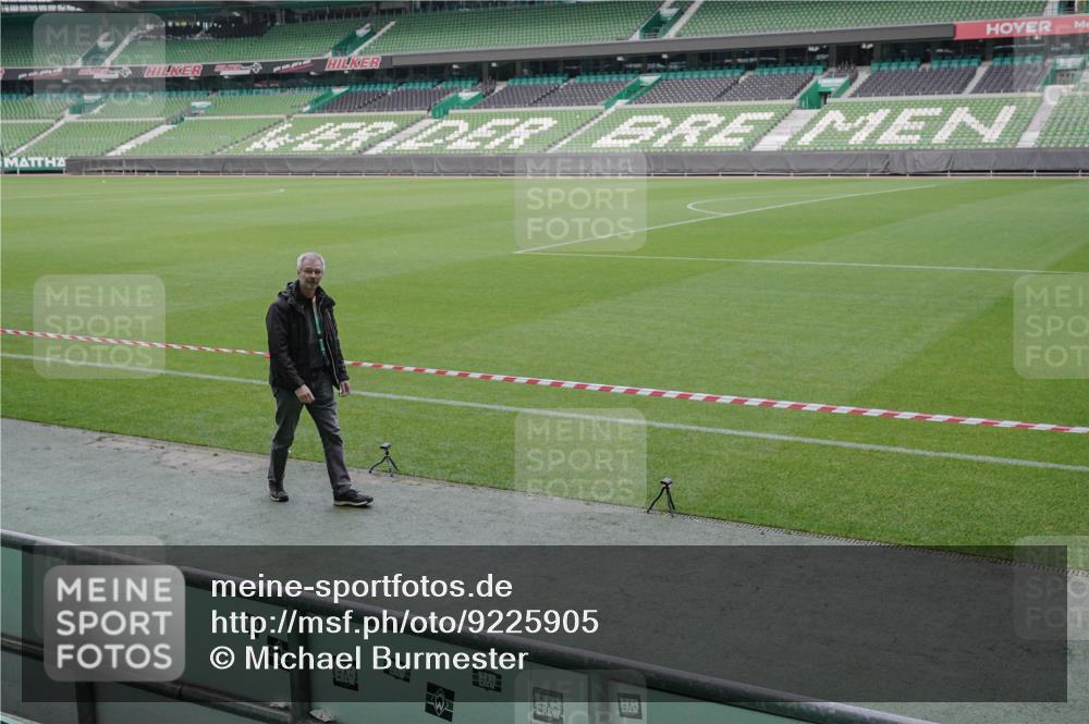 05.10.2025 - 20. swb-Marathon Bremen Michael Burmester http://msf.ph/oto/9225905 05.10.2025 09:53:33 Laufen im Stadion  meine-sportfotos.de