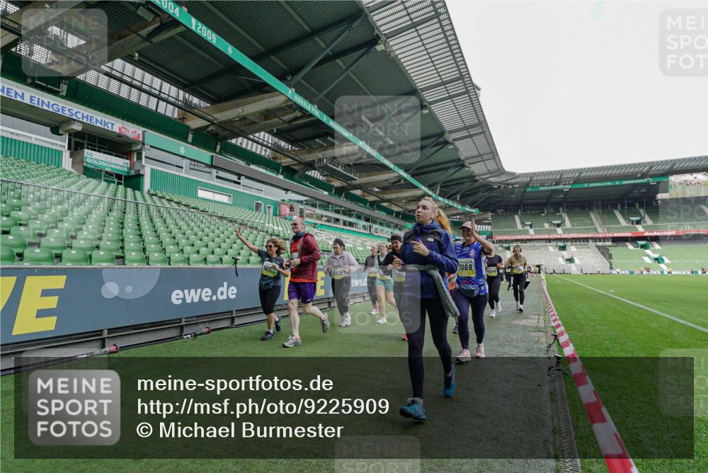 05.10.2025 - 20. swb-Marathon Bremen Michael Burmester http://msf.ph/oto/9225909 05.10.2025 10:42:11 Laufen im Stadion 7069, 8533, 8865, 9212, 9276, 9519, 9632, 9648, 9649, 9798, 9815, 9836, 9837, 9907, 9945, 9972, 9982, 9999, 10031, 10082, 10087, 10125, 10129, 10132, 10134, 10148, 10189, 10214, 10223, 10239, 10248, 10264, 10333, 10365, 10366, 10415, 10499, 10522, 10684, 10706, 10722, 10815, 10824, 10937, 10943, 10998, 11037, 11056, 11097, 11126, 11142, 11172, 11206, 11232, 11379, 11395, 11405, 11437, 11473, 11584, 11634, 9274, 9357, 11261 meine-sportfotos.de