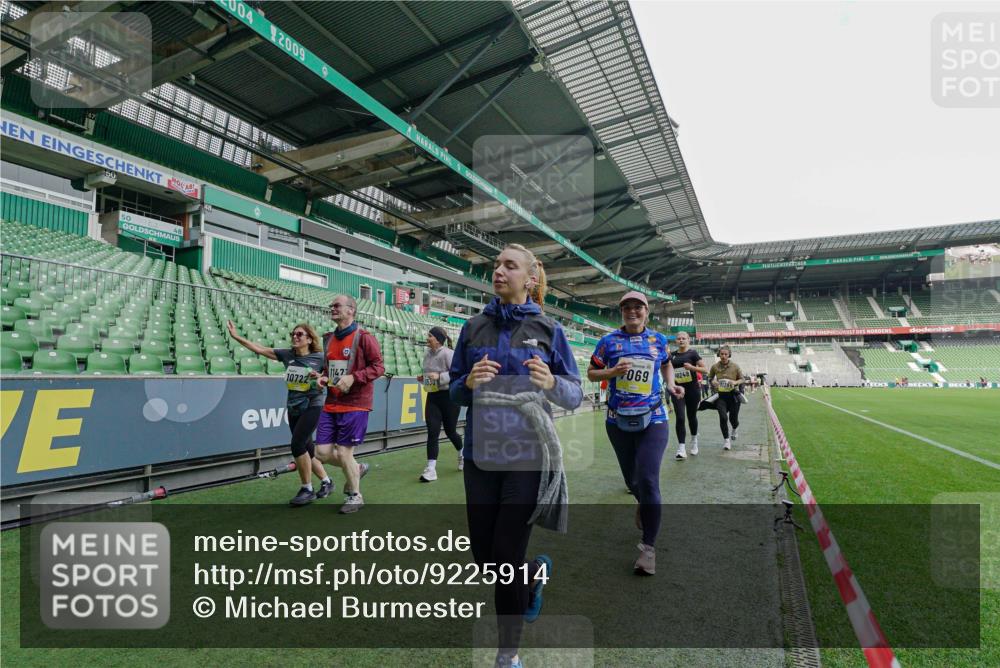 05.10.2025 - 20. swb-Marathon Bremen Michael Burmester http://msf.ph/oto/9225914 05.10.2025 10:42:12 Laufen im Stadion 7069, 8533, 8865, 9212, 9276, 9519, 9632, 9648, 9649, 9798, 9815, 9836, 9837, 9907, 9945, 9972, 9982, 9999, 10031, 10082, 10087, 10125, 10129, 10132, 10134, 10148, 10189, 10214, 10223, 10239, 10248, 10264, 10333, 10365, 10366, 10415, 10499, 10522, 10684, 10706, 10722, 10815, 10824, 10937, 10943, 10998, 11037, 11056, 11097, 11126, 11142, 11172, 11206, 11232, 11379, 11395, 11405, 11437, 11473, 11584, 11634, 9274, 9357, 11261 meine-sportfotos.de