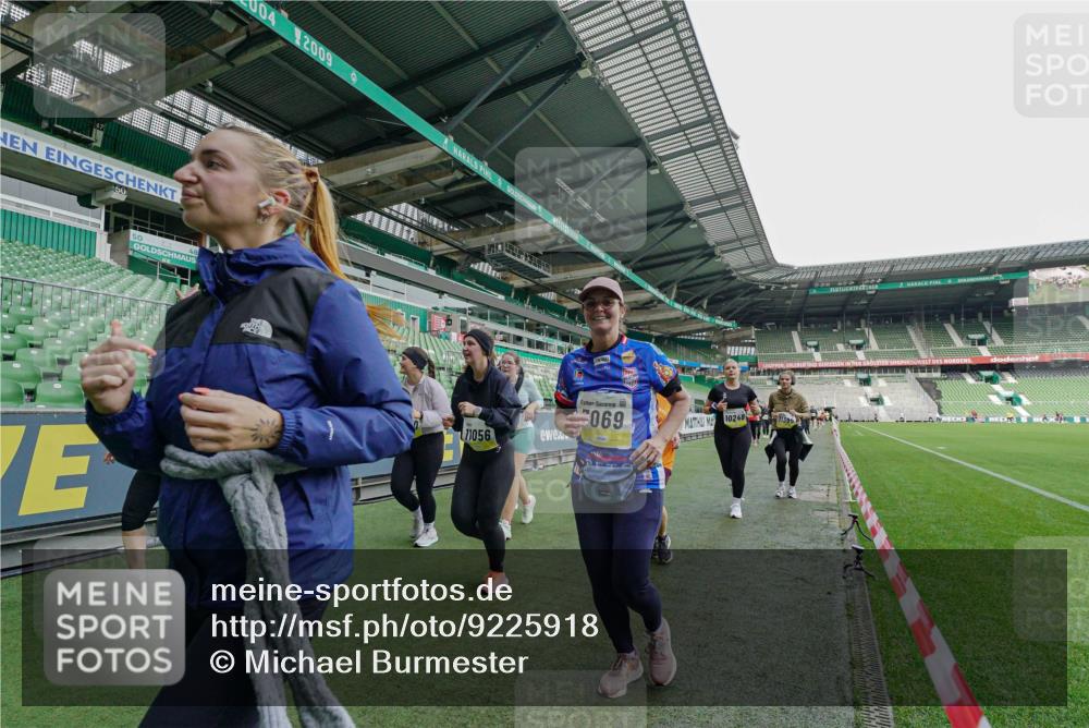 05.10.2025 - 20. swb-Marathon Bremen Michael Burmester http://msf.ph/oto/9225918 05.10.2025 10:42:12 Laufen im Stadion 7069, 8533, 8865, 9212, 9276, 9519, 9632, 9648, 9649, 9798, 9815, 9836, 9837, 9907, 9945, 9972, 9982, 9999, 10031, 10082, 10087, 10125, 10129, 10132, 10134, 10148, 10189, 10214, 10223, 10239, 10248, 10264, 10333, 10365, 10366, 10415, 10499, 10522, 10684, 10706, 10722, 10815, 10824, 10937, 10943, 10998, 11037, 11056, 11097, 11126, 11142, 11172, 11206, 11232, 11379, 11395, 11405, 11437, 11473, 11584, 11634, 9274, 9357, 11261 meine-sportfotos.de