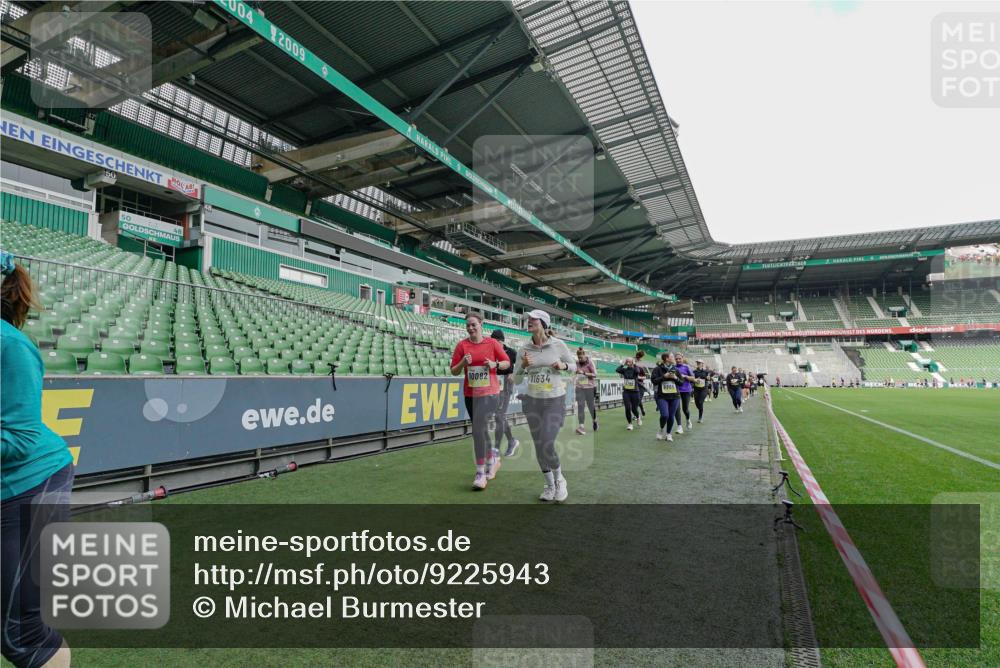 05.10.2025 - 20. swb-Marathon Bremen Michael Burmester http://msf.ph/oto/9225943 05.10.2025 10:42:19 Laufen im Stadion 7069, 8225, 8533, 8865, 9212, 9276, 9410, 9481, 9519, 9557, 9632, 9648, 9649, 9680, 9798, 9815, 9836, 9837, 9945, 9972, 9982, 9999, 10031, 10082, 10087, 10125, 10129, 10134, 10148, 10189, 10214, 10239, 10248, 10264, 10333, 10365, 10366, 10396, 10415, 10417, 10463, 10499, 10522, 10684, 10706, 10722, 10815, 10824, 10860, 10937, 10943, 10998, 11037, 11056, 11097, 11112, 11126, 11142, 11172, 11206, 11232, 11379, 11395, 11405, 11437, 11473, 11584, 11634, 9357 meine-sportfotos.de