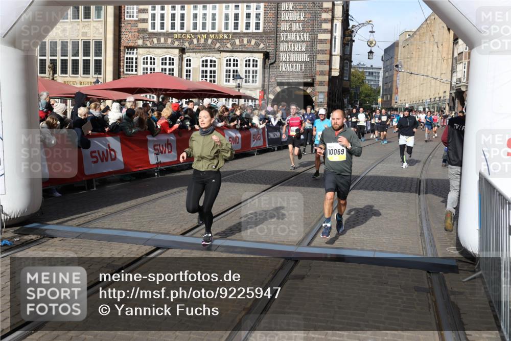 05.10.2025 - 20. swb-Marathon Bremen Yannick Fuchs http://msf.ph/oto/9225947 05.10.2025 10:57:09 Ziel 9451, 9797, 9937, 10069, 10105, 10867, 11168, 11435, 11566 meine-sportfotos.de