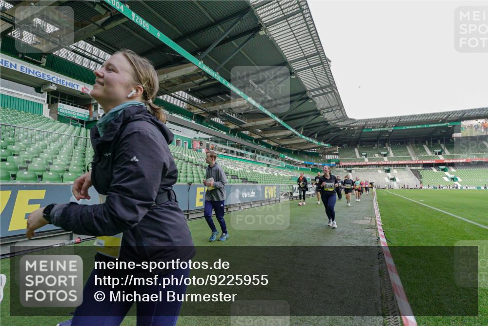 05.10.2025 - 20. swb-Marathon Bremen Michael Burmester http://msf.ph/oto/9225955 05.10.2025 10:42:25 Laufen im Stadion 7069, 8225, 8865, 9212, 9276, 9410, 9481, 9519, 9557, 9632, 9648, 9649, 9680, 9798, 9815, 9836, 9837, 9945, 9972, 9999, 10031, 10074, 10082, 10087, 10129, 10134, 10189, 10239, 10245, 10248, 10264, 10333, 10365, 10366, 10396, 10412, 10415, 10417, 10463, 10499, 10522, 10684, 10706, 10722, 10815, 10824, 10860, 10937, 10943, 10998, 11056, 11097, 11112, 11126, 11142, 11170, 11172, 11206, 11395, 11473, 11584, 11634, 8533, 9632, 9982, 10125, 10148, 10214, 10706, 10937 meine-sportfotos.de