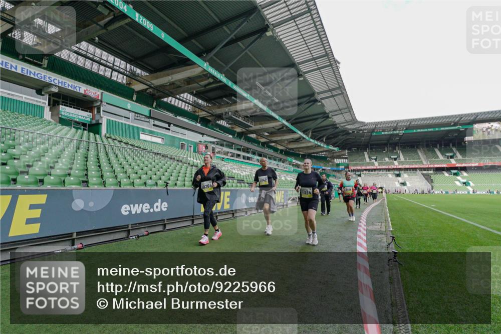 05.10.2025 - 20. swb-Marathon Bremen Michael Burmester http://msf.ph/oto/9225966 05.10.2025 10:42:30 Laufen im Stadion 7069, 8225, 8865, 9212, 9276, 9410, 9481, 9519, 9557, 9648, 9649, 9664, 9680, 9734, 9798, 9815, 9826, 9945, 9972, 9999, 10031, 10074, 10082, 10087, 10134, 10189, 10239, 10245, 10248, 10264, 10365, 10366, 10396, 10412, 10415, 10417, 10463, 10499, 10522, 10684, 10722, 10815, 10824, 10860, 10861, 10943, 11056, 11097, 11112, 11126, 11142, 11170, 11172, 11206, 11395, 11473, 11584, 11634, 8533, 9632, 9836, 9837, 9982, 10125, 10148, 10214, 10333, 10706, 10937, 10998 meine-sportfotos.de