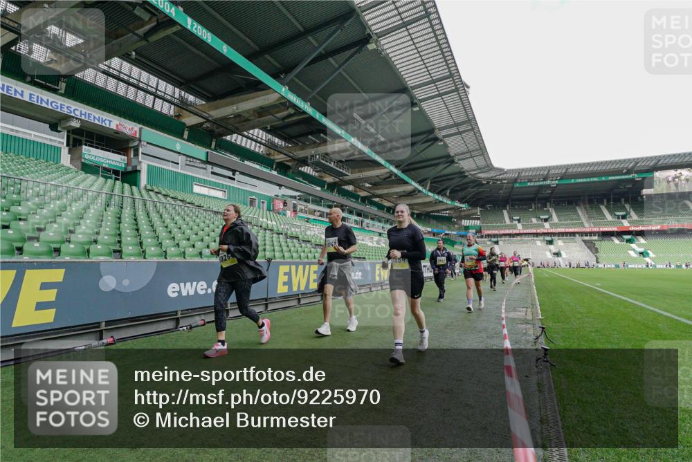 05.10.2025 - 20. swb-Marathon Bremen Michael Burmester http://msf.ph/oto/9225970 05.10.2025 10:42:30 Laufen im Stadion 7069, 8225, 8865, 9212, 9276, 9410, 9481, 9519, 9557, 9648, 9649, 9664, 9680, 9734, 9798, 9815, 9826, 9945, 9972, 9999, 10031, 10074, 10082, 10087, 10134, 10189, 10239, 10245, 10248, 10264, 10365, 10366, 10396, 10412, 10415, 10417, 10463, 10499, 10522, 10684, 10722, 10815, 10824, 10860, 10861, 10943, 11056, 11097, 11112, 11126, 11142, 11170, 11172, 11206, 11395, 11473, 11584, 11634, 8533, 9632, 9836, 9837, 9982, 10125, 10148, 10214, 10333, 10706, 10937, 10998 meine-sportfotos.de
