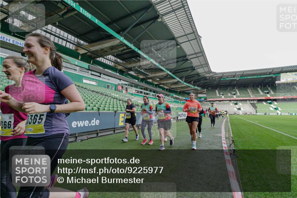 05.10.2025 - 20. swb-Marathon Bremen Michael Burmester http://msf.ph/oto/9225977 05.10.2025 10:42:39 Laufen im Stadion 7069, 8225, 8865, 9212, 9276, 9288, 9410, 9476, 9481, 9519, 9557, 9648, 9664, 9680, 9726, 9734, 9760, 9798, 9806, 9815, 9826, 9945, 9972, 9999, 10031, 10074, 10082, 10087, 10239, 10245, 10248, 10264, 10365, 10366, 10396, 10412, 10415, 10417, 10463, 10499, 10684, 10824, 10860, 10861, 10943, 11030, 11073, 11112, 11126, 11142, 11170, 11172, 11206, 11395, 11584, 11634, 8533, 9632, 9836, 9837, 9982, 10125, 10148, 10214, 10333, 10706, 10937, 10998 meine-sportfotos.de