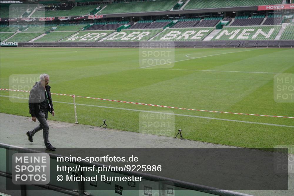 05.10.2025 - 20. swb-Marathon Bremen Michael Burmester http://msf.ph/oto/9225986 05.10.2025 10:01:45 Laufen im Stadion  meine-sportfotos.de