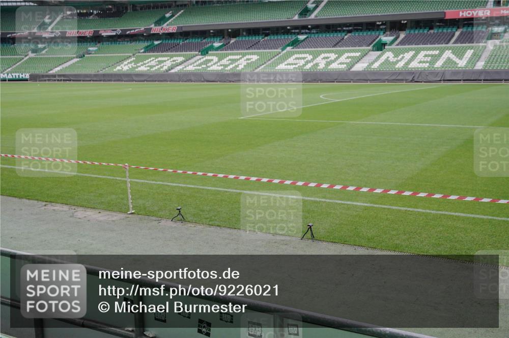 05.10.2025 - 20. swb-Marathon Bremen Michael Burmester http://msf.ph/oto/9226021 05.10.2025 10:04:22 Laufen im Stadion  meine-sportfotos.de