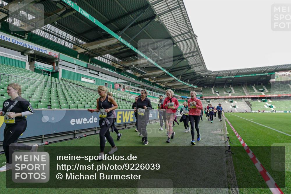 05.10.2025 - 20. swb-Marathon Bremen Michael Burmester http://msf.ph/oto/9226039 05.10.2025 10:43:20 Laufen im Stadion 9185, 9288, 9380, 9476, 9493, 9526, 9561, 9664, 9675, 9726, 9731, 9732, 9734, 9736, 9760, 9784, 9806, 9822, 9823, 9826, 9848, 9861, 9867, 9895, 9912, 10074, 10146, 10183, 10245, 10288, 10315, 10316, 10399, 10412, 10433, 10435, 10491, 10512, 10515, 10552, 10596, 10849, 10861, 10962, 10969, 11030, 11073, 11083, 11113, 11157, 11161, 11170, 11215, 11240, 11242, 11285, 11331, 11404, 11536, 8225, 9212, 9276, 9481, 9945, 9972 meine-sportfotos.de