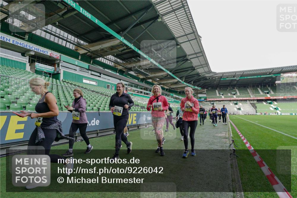 05.10.2025 - 20. swb-Marathon Bremen Michael Burmester http://msf.ph/oto/9226042 05.10.2025 10:43:21 Laufen im Stadion 9185, 9288, 9380, 9476, 9493, 9526, 9561, 9664, 9675, 9726, 9731, 9732, 9734, 9736, 9760, 9784, 9806, 9822, 9823, 9826, 9848, 9861, 9867, 9895, 9912, 10074, 10146, 10183, 10288, 10315, 10316, 10320, 10399, 10433, 10435, 10491, 10512, 10515, 10552, 10596, 10849, 10861, 10962, 10969, 11030, 11073, 11083, 11113, 11157, 11161, 11170, 11215, 11240, 11242, 11285, 11331, 11404, 11536, 8225, 9212, 9276, 9481, 9945, 9972 meine-sportfotos.de