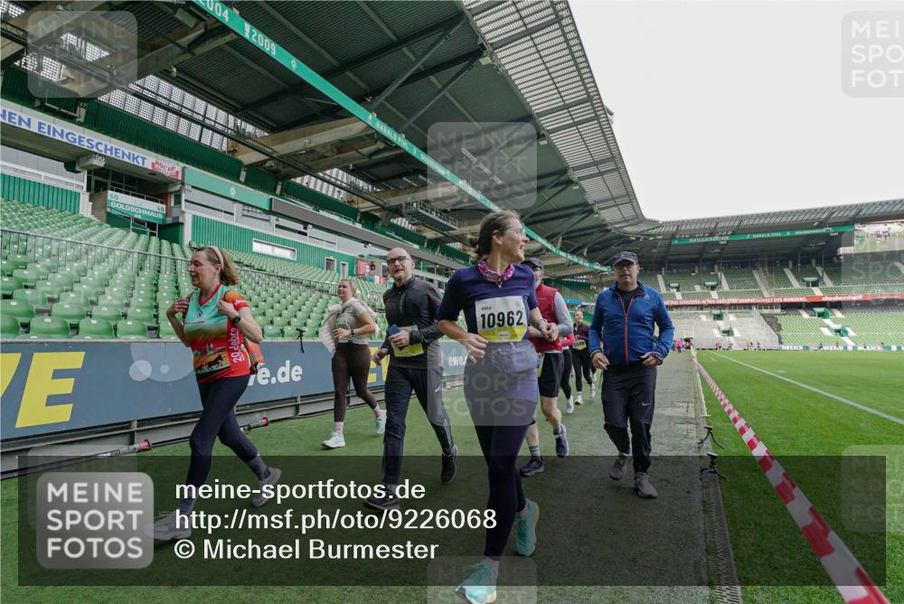 05.10.2025 - 20. swb-Marathon Bremen Michael Burmester http://msf.ph/oto/9226068 05.10.2025 10:43:26 Laufen im Stadion 9185, 9273, 9288, 9380, 9476, 9493, 9526, 9561, 9664, 9675, 9726, 9731, 9732, 9734, 9736, 9760, 9784, 9806, 9819, 9822, 9823, 9826, 9848, 9861, 9867, 9895, 9911, 9912, 9984, 10146, 10183, 10288, 10315, 10316, 10320, 10399, 10433, 10435, 10491, 10512, 10515, 10552, 10596, 10831, 10849, 10861, 10962, 10969, 11030, 11073, 11083, 11113, 11157, 11161, 11215, 11240, 11242, 11285, 11331, 11345, 11404, 11536, 8225, 9212, 9276, 9481, 9945 meine-sportfotos.de