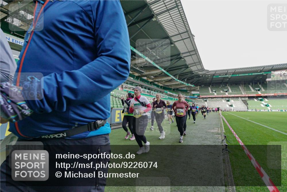 05.10.2025 - 20. swb-Marathon Bremen Michael Burmester http://msf.ph/oto/9226074 05.10.2025 10:43:28 Laufen im Stadion 9185, 9273, 9288, 9380, 9476, 9493, 9526, 9561, 9675, 9726, 9731, 9732, 9736, 9760, 9784, 9806, 9819, 9822, 9823, 9826, 9848, 9861, 9867, 9895, 9911, 9912, 9984, 10036, 10146, 10183, 10288, 10315, 10316, 10320, 10399, 10433, 10435, 10491, 10512, 10515, 10552, 10596, 10831, 10849, 10861, 10962, 10969, 11030, 11073, 11083, 11113, 11157, 11161, 11215, 11240, 11242, 11285, 11331, 11345, 11404, 11536, 11548, 8225, 9212, 9276, 9481 meine-sportfotos.de