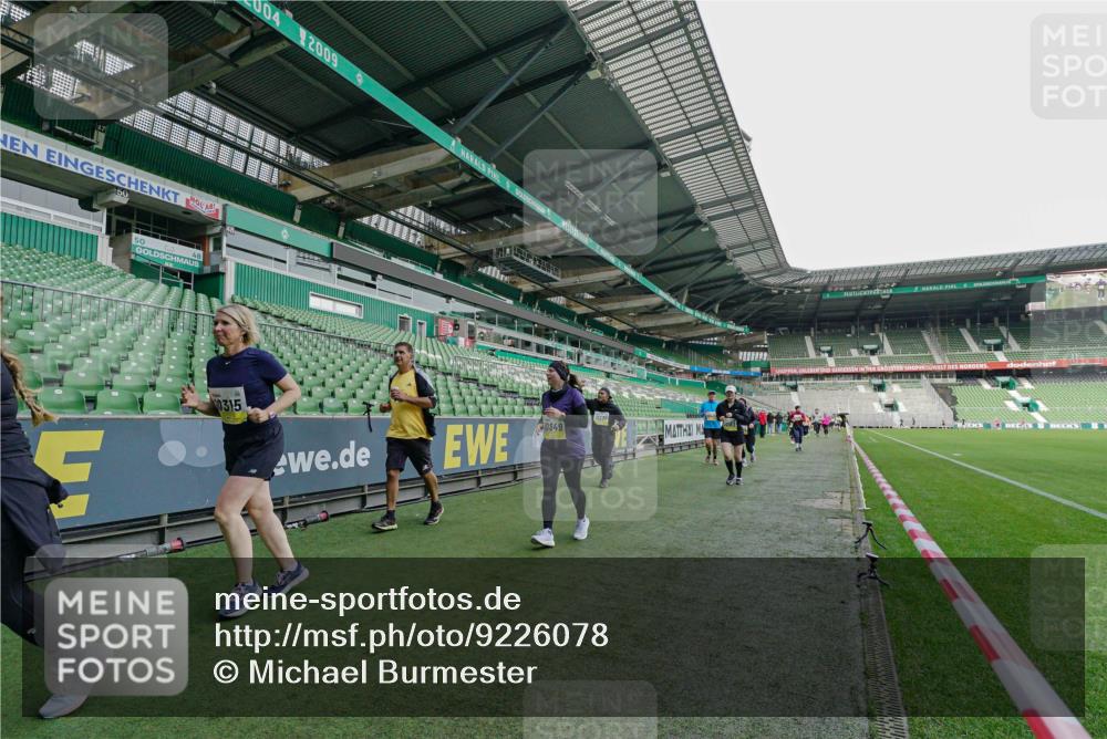 05.10.2025 - 20. swb-Marathon Bremen Michael Burmester http://msf.ph/oto/9226078 05.10.2025 10:43:32 Laufen im Stadion 9185, 9273, 9288, 9380, 9476, 9493, 9526, 9561, 9675, 9726, 9731, 9732, 9736, 9760, 9784, 9806, 9819, 9822, 9823, 9848, 9861, 9867, 9895, 9911, 9912, 9984, 10036, 10040, 10146, 10183, 10288, 10315, 10316, 10320, 10399, 10433, 10435, 10448, 10491, 10512, 10515, 10540, 10552, 10596, 10705, 10831, 10849, 10962, 10969, 11030, 11073, 11083, 11088, 11113, 11157, 11161, 11204, 11215, 11240, 11242, 11285, 11331, 11345, 11388, 11404, 11536, 11548, 8225, 9481 meine-sportfotos.de