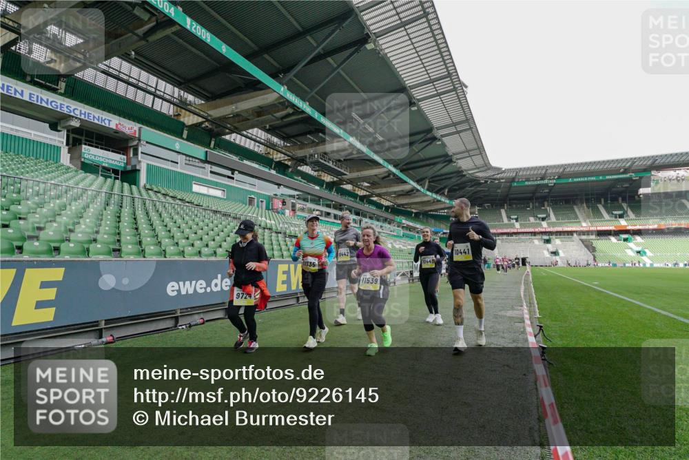 05.10.2025 - 20. swb-Marathon Bremen Michael Burmester http://msf.ph/oto/9226145 05.10.2025 10:44:17 Laufen im Stadion 7007, 8844, 9011, 9012, 9273, 9303, 9373, 9374, 9380, 9386, 9453, 9470, 9479, 9572, 9631, 9667, 9724, 9819, 9895, 9911, 9984, 10036, 10040, 10273, 10280, 10288, 10320, 10355, 10364, 10440, 10441, 10442, 10448, 10540, 10574, 10665, 10705, 10707, 10831, 10839, 10984, 11027, 11072, 11088, 11135, 11191, 11204, 11252, 11318, 11345, 11381, 11385, 11388, 11448, 11539, 11544, 11548, 11560, 11568, 11635, 9380, 9561, 9867, 10183, 10315, 10399, 10435, 10512, 10552 meine-sportfotos.de