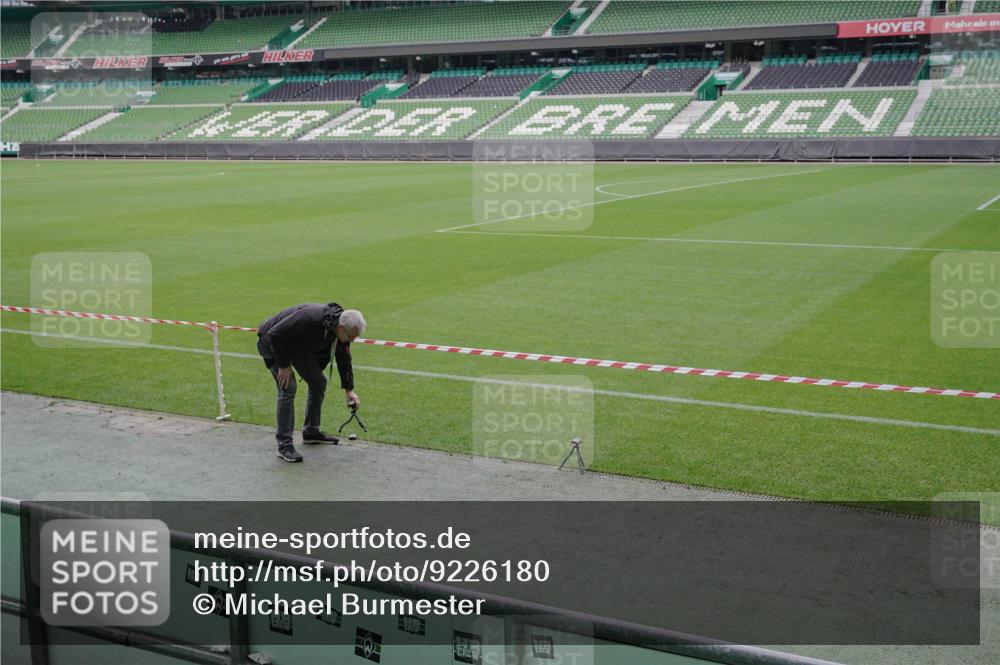 05.10.2025 - 20. swb-Marathon Bremen Michael Burmester http://msf.ph/oto/9226180 05.10.2025 10:08:56 Laufen im Stadion  meine-sportfotos.de