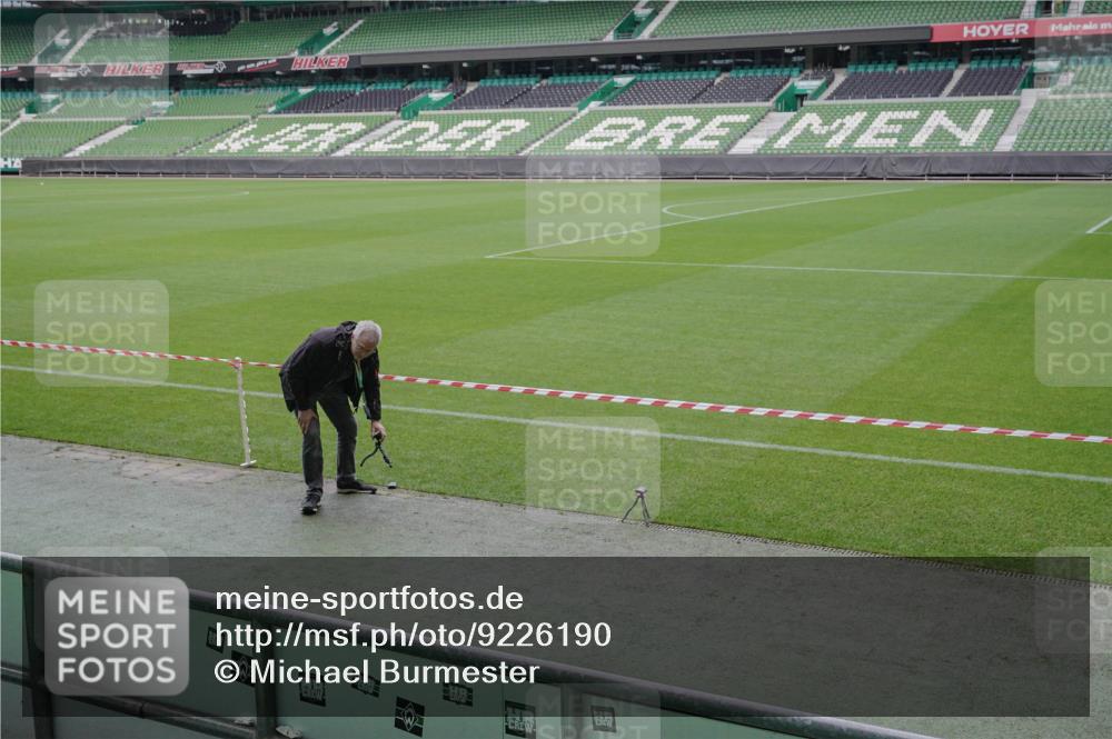 05.10.2025 - 20. swb-Marathon Bremen Michael Burmester http://msf.ph/oto/9226190 05.10.2025 10:08:57 Laufen im Stadion  meine-sportfotos.de