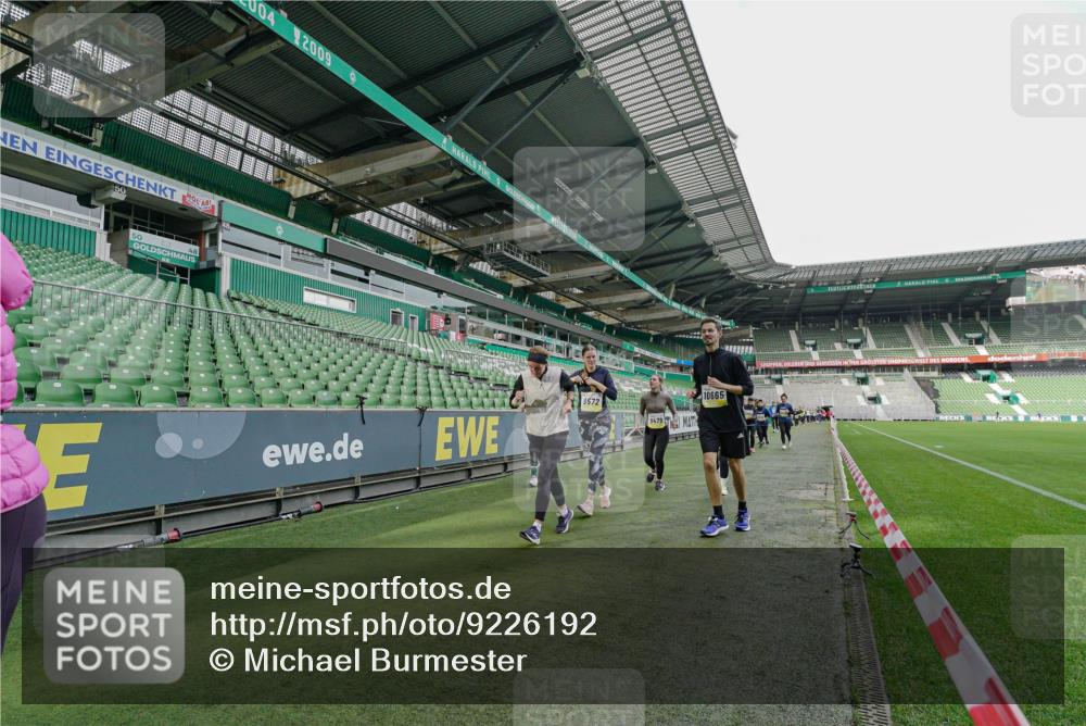 05.10.2025 - 20. swb-Marathon Bremen Michael Burmester http://msf.ph/oto/9226192 05.10.2025 10:44:36 Laufen im Stadion 7007, 8844, 9012, 9264, 9303, 9342, 9373, 9374, 9453, 9479, 9567, 9572, 9631, 9667, 9724, 9767, 9768, 9899, 9970, 10114, 10115, 10190, 10273, 10280, 10339, 10340, 10355, 10364, 10379, 10440, 10441, 10442, 10647, 10665, 10839, 10846, 10984, 11027, 11060, 11072, 11117, 11118, 11135, 11191, 11252, 11293, 11318, 11367, 11378, 11381, 11385, 11407, 11448, 11539, 11544, 11557, 11560, 11568, 11635, 9011, 9273, 9380, 9386, 9470, 9819, 9895, 9911, 9984, 10036, 10288, 10320 meine-sportfotos.de
