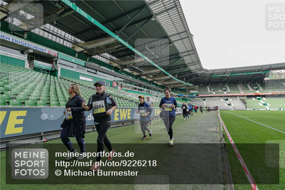 05.10.2025 - 20. swb-Marathon Bremen Michael Burmester http://msf.ph/oto/9226218 05.10.2025 10:44:43 Laufen im Stadion 7007, 7109, 8844, 9012, 9264, 9303, 9342, 9441, 9453, 9479, 9567, 9572, 9631, 9667, 9767, 9768, 9899, 9948, 9970, 10114, 10115, 10190, 10273, 10282, 10339, 10340, 10355, 10364, 10379, 10440, 10441, 10442, 10622, 10647, 10665, 10846, 10984, 11060, 11072, 11085, 11117, 11118, 11139, 11252, 11293, 11318, 11367, 11378, 11381, 11385, 11407, 11448, 11544, 11557, 11560, 11568, 11635, 9011, 9273, 9373, 9374, 9386, 9470, 9819, 9911, 9984, 10036 meine-sportfotos.de