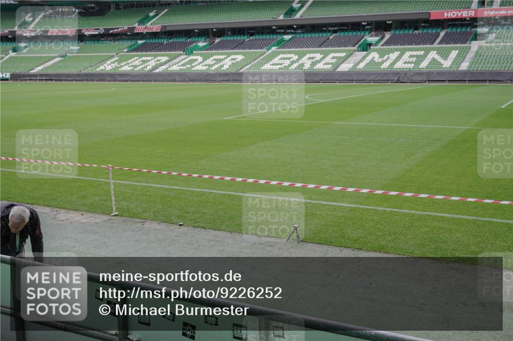 05.10.2025 - 20. swb-Marathon Bremen Michael Burmester http://msf.ph/oto/9226252 05.10.2025 10:09:03 Laufen im Stadion  meine-sportfotos.de