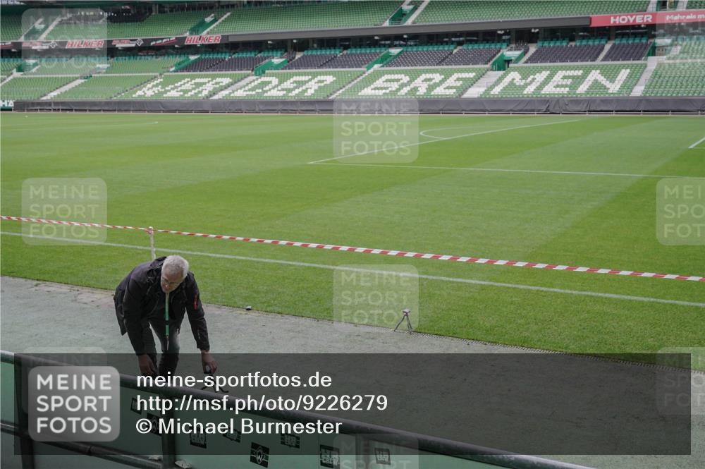 05.10.2025 - 20. swb-Marathon Bremen Michael Burmester http://msf.ph/oto/9226279 05.10.2025 10:09:08 Laufen im Stadion  meine-sportfotos.de