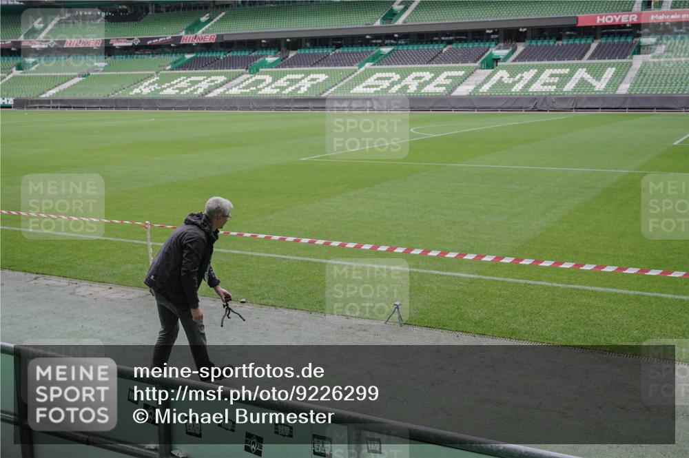 05.10.2025 - 20. swb-Marathon Bremen Michael Burmester http://msf.ph/oto/9226299 05.10.2025 10:09:11 Laufen im Stadion  meine-sportfotos.de
