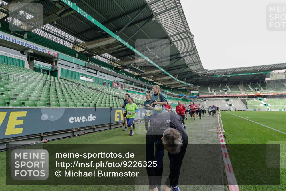05.10.2025 - 20. swb-Marathon Bremen Michael Burmester http://msf.ph/oto/9226325 05.10.2025 10:45:12 Laufen im Stadion 7109, 7110, 8476, 9012, 9242, 9264, 9342, 9441, 9567, 9631, 9756, 9767, 9768, 9899, 9948, 9970, 10000, 10114, 10115, 10190, 10282, 10292, 10339, 10340, 10379, 10622, 10647, 10671, 10728, 10752, 10808, 10842, 10846, 10957, 11060, 11085, 11117, 11118, 11139, 11264, 11293, 11367, 11375, 11378, 11407, 11541, 11544, 11557, 7007, 8844, 9012, 9303, 9479, 9572, 9667, 10273, 10355, 10364, 10665, 10984, 11072, 11252, 11385, 11448, 11544, 11560 meine-sportfotos.de