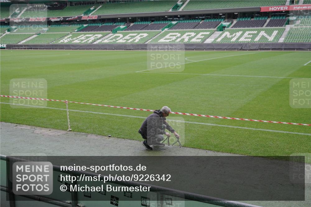 05.10.2025 - 20. swb-Marathon Bremen Michael Burmester http://msf.ph/oto/9226342 05.10.2025 10:09:14 Laufen im Stadion  meine-sportfotos.de