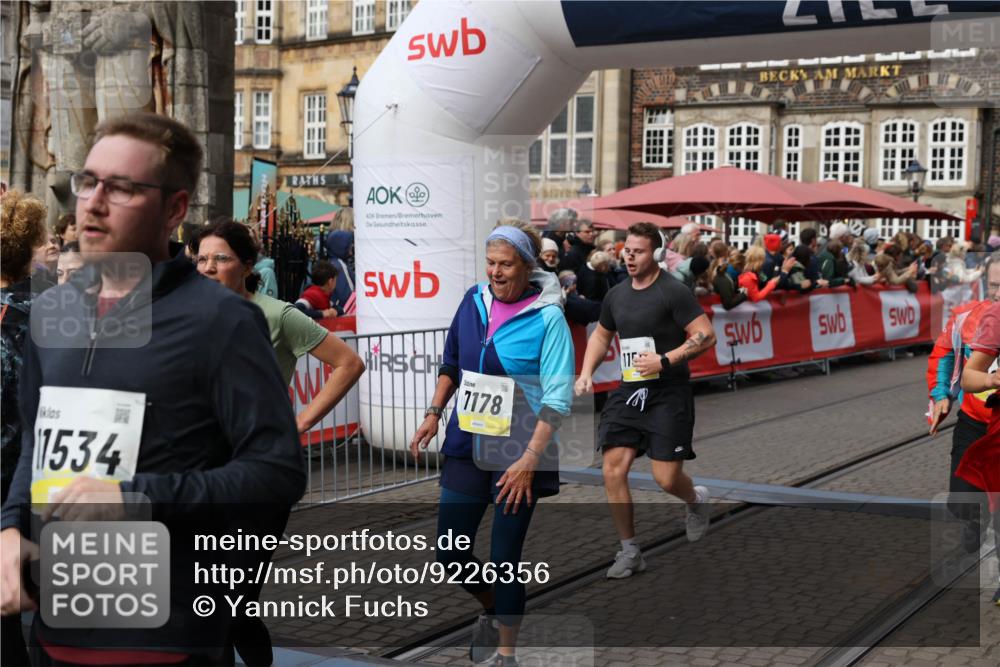 05.10.2025 - 20. swb-Marathon Bremen Yannick Fuchs http://msf.ph/oto/9226356 05.10.2025 11:00:42 Ziel 7178, 9177, 9271, 9531, 10063, 10071, 10079, 11003, 11071, 11162, 11255, 11511, 11534, 11595, 11610, 11619 meine-sportfotos.de
