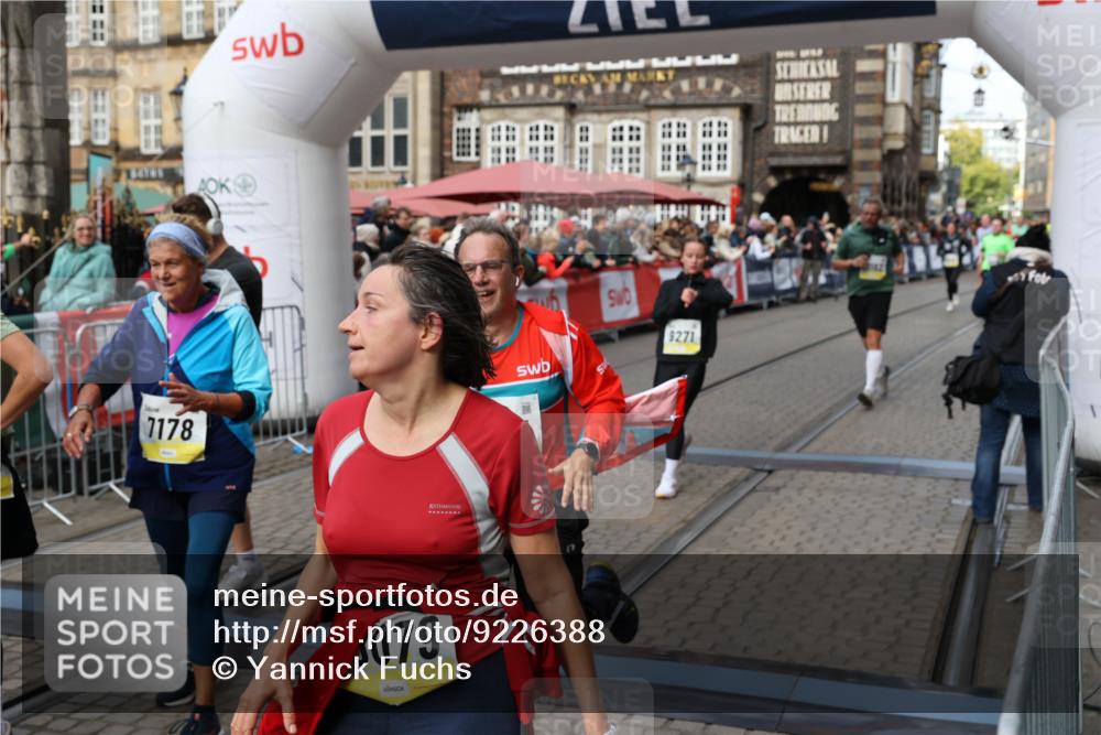 05.10.2025 - 20. swb-Marathon Bremen Yannick Fuchs http://msf.ph/oto/9226388 05.10.2025 11:00:43 Ziel 7178, 9177, 9271, 9531, 10063, 10071, 10079, 10518, 11003, 11071, 11162, 11255, 11511, 11534, 11595, 11610, 11619 meine-sportfotos.de