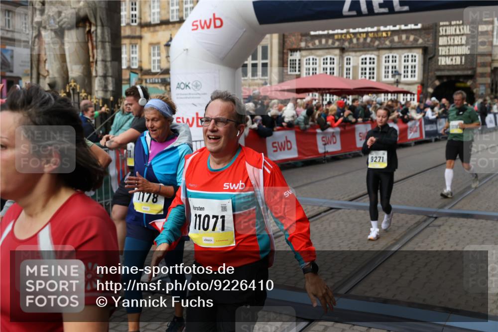 05.10.2025 - 20. swb-Marathon Bremen Yannick Fuchs http://msf.ph/oto/9226410 05.10.2025 11:00:44 Ziel 7178, 9177, 9271, 9272, 9531, 10063, 10079, 10518, 11003, 11071, 11162, 11255, 11511, 11534, 11595, 11610 meine-sportfotos.de