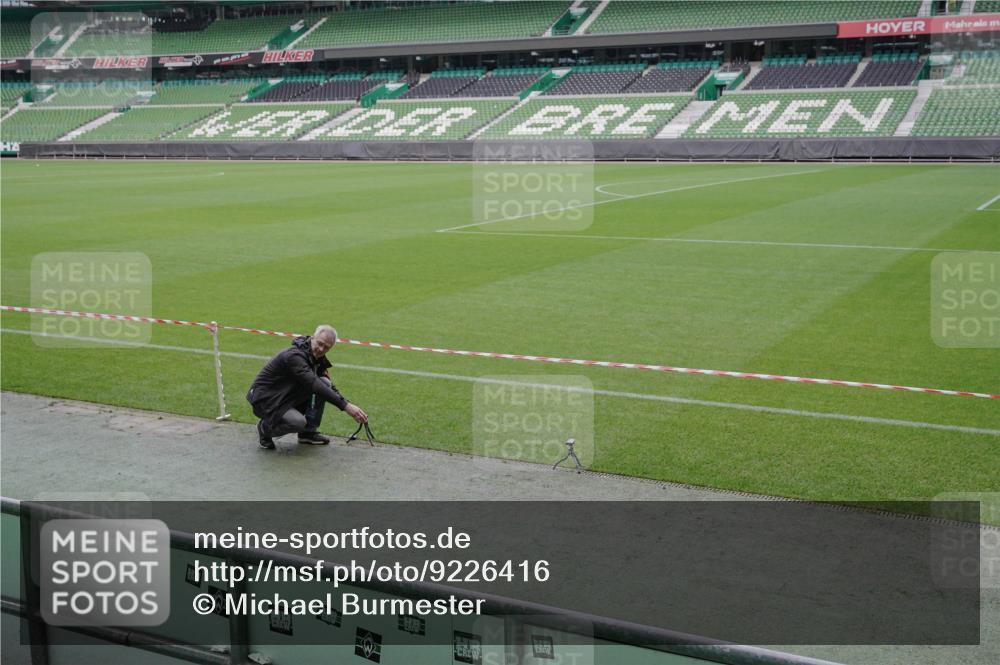 05.10.2025 - 20. swb-Marathon Bremen Michael Burmester http://msf.ph/oto/9226416 05.10.2025 10:09:21 Laufen im Stadion  meine-sportfotos.de