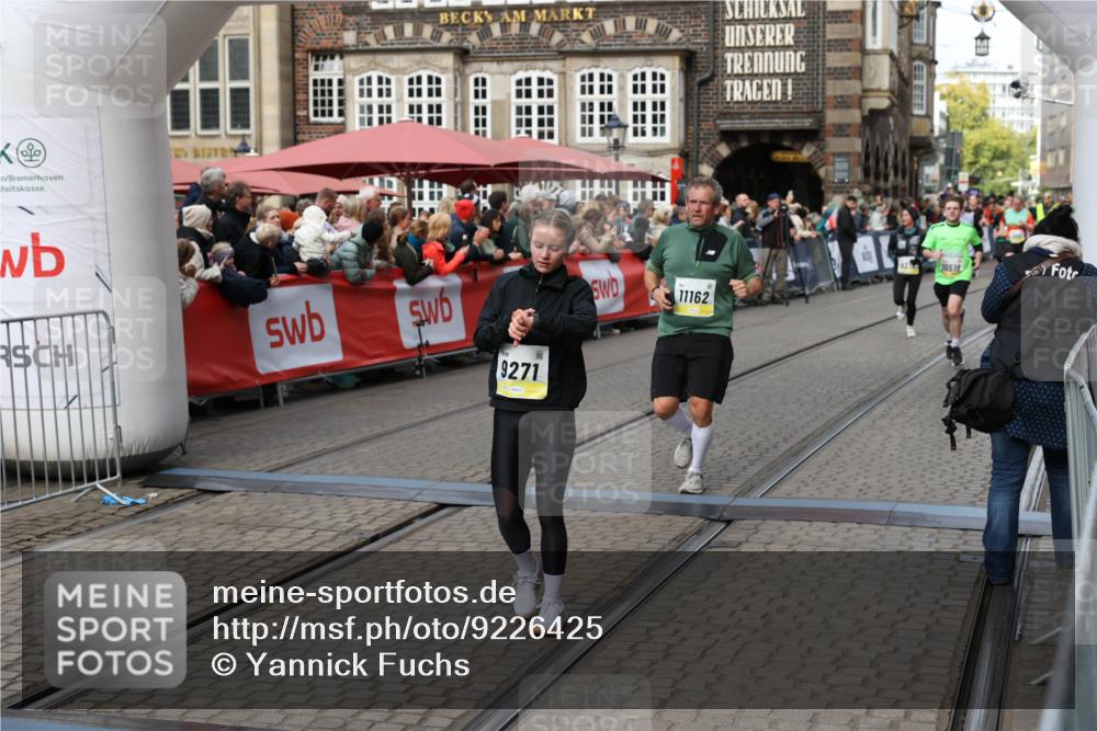 05.10.2025 - 20. swb-Marathon Bremen Yannick Fuchs http://msf.ph/oto/9226425 05.10.2025 11:00:44 Ziel 7178, 9177, 9271, 9272, 9531, 10063, 10079, 10518, 11003, 11071, 11162, 11255, 11511, 11534, 11595, 11610 meine-sportfotos.de