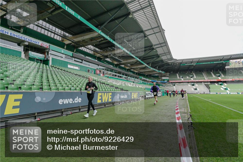 05.10.2025 - 20. swb-Marathon Bremen Michael Burmester http://msf.ph/oto/9226429 05.10.2025 10:45:36 Laufen im Stadion 7109, 7110, 8476, 9203, 9242, 9420, 9441, 9643, 9756, 9838, 9948, 10000, 10023, 10083, 10186, 10190, 10201, 10282, 10292, 10339, 10379, 10472, 10496, 10602, 10622, 10671, 10728, 10752, 10759, 10808, 10842, 10957, 10976, 11020, 11029, 11036, 11068, 11085, 11118, 11139, 11264, 11332, 11375, 11438, 11541, 9264, 9342, 9567, 9631, 9767, 9768, 9899, 9970, 10114, 10115, 10190, 10339, 10340, 10379, 10647, 10846, 11060, 11117, 11118, 11293, 11367, 11378, 11557 meine-sportfotos.de