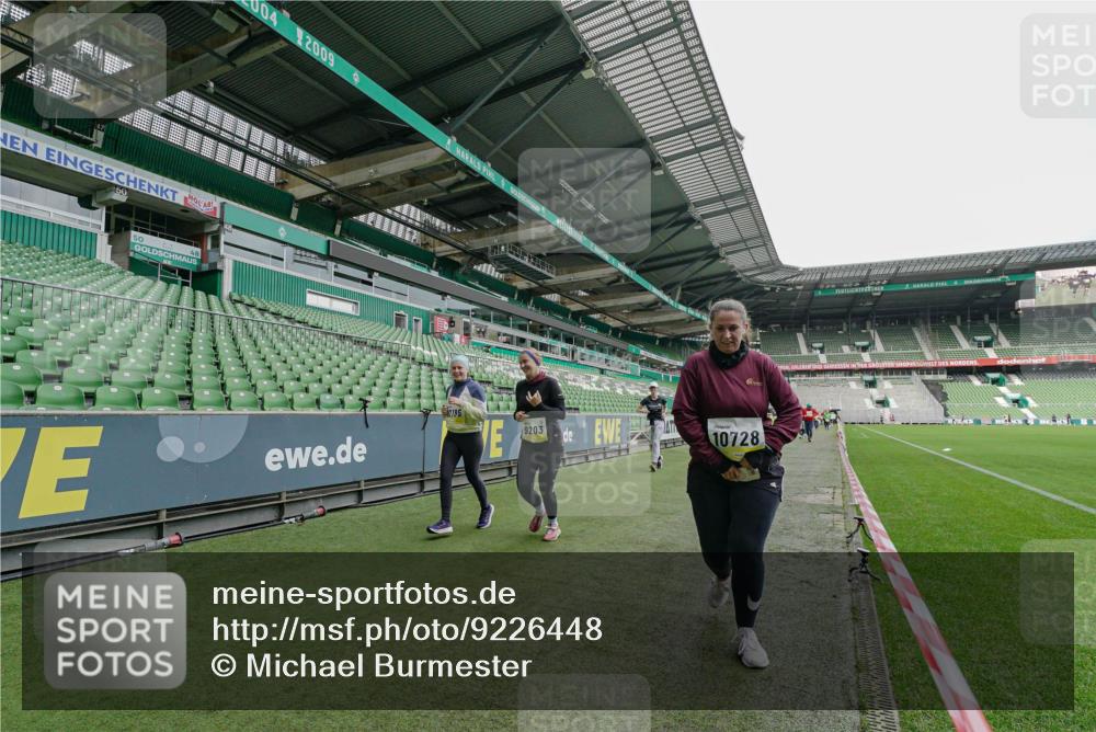 05.10.2025 - 20. swb-Marathon Bremen Michael Burmester http://msf.ph/oto/9226448 05.10.2025 10:45:46 Laufen im Stadion 9203, 9242, 9420, 9465, 9643, 9756, 9838, 10000, 10023, 10083, 10186, 10201, 10220, 10450, 10472, 10496, 10575, 10602, 10671, 10728, 10752, 10759, 10808, 10842, 10976, 11020, 11029, 11036, 11068, 11082, 11332, 11438, 11541, 7109, 7110, 8476, 9242, 9264, 9342, 9441, 9767, 9768, 9948, 9970, 10114, 10115, 10190, 10282, 10292, 10339, 10340, 10379, 10622, 10647, 10846, 10957, 11060, 11085, 11117, 11118, 11139, 11264, 11367, 11375, 11378 meine-sportfotos.de