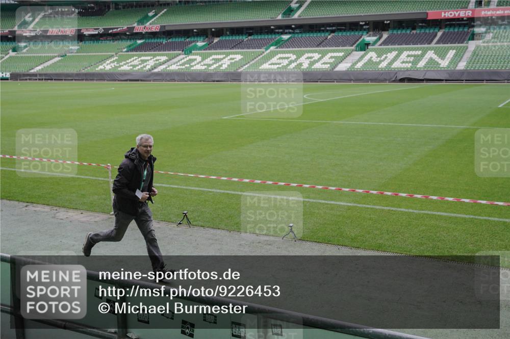 05.10.2025 - 20. swb-Marathon Bremen Michael Burmester http://msf.ph/oto/9226453 05.10.2025 10:09:31 Laufen im Stadion  meine-sportfotos.de