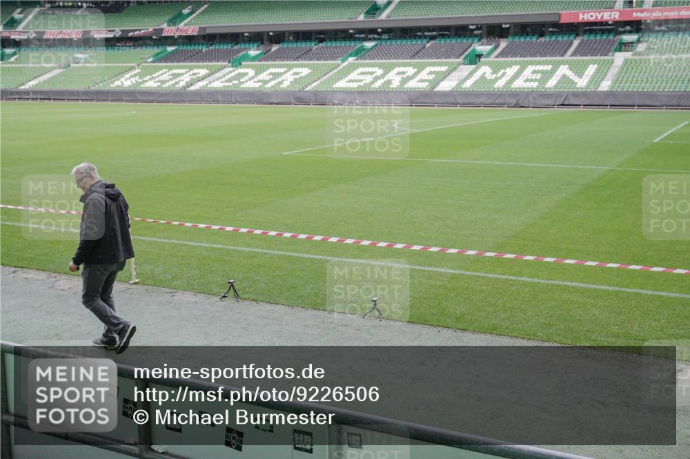 05.10.2025 - 20. swb-Marathon Bremen Michael Burmester http://msf.ph/oto/9226506 05.10.2025 10:12:25 Laufen im Stadion  meine-sportfotos.de