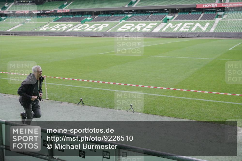 05.10.2025 - 20. swb-Marathon Bremen Michael Burmester http://msf.ph/oto/9226510 05.10.2025 10:12:40 Laufen im Stadion  meine-sportfotos.de