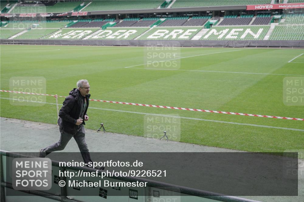 05.10.2025 - 20. swb-Marathon Bremen Michael Burmester http://msf.ph/oto/9226521 05.10.2025 10:12:40 Laufen im Stadion  meine-sportfotos.de