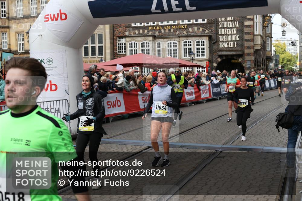 05.10.2025 - 20. swb-Marathon Bremen Yannick Fuchs http://msf.ph/oto/9226524 05.10.2025 11:00:49 Ziel 9271, 9272, 9858, 10518, 10872, 10901, 11034, 11162 meine-sportfotos.de