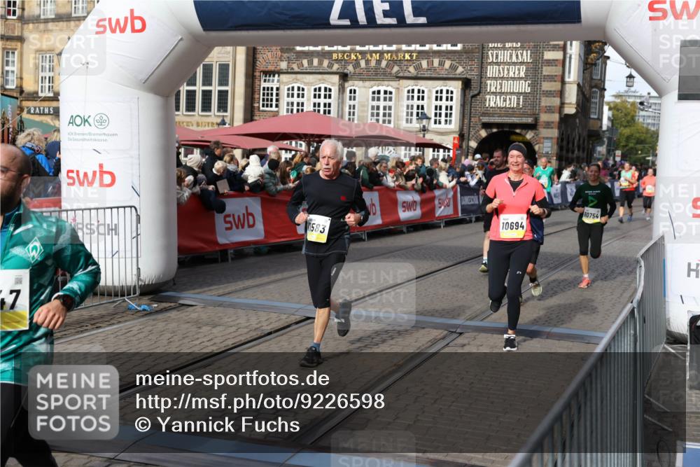05.10.2025 - 20. swb-Marathon Bremen Yannick Fuchs http://msf.ph/oto/9226598 05.10.2025 10:57:44 Ziel 9309, 9625, 9747, 9904, 9914, 9962, 10139, 10694, 10739, 10754, 11352, 11360, 11583 meine-sportfotos.de
